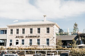 Un edificio con el letrero 'HOTEL SORRENTO', que indica un establecimiento hotelero.