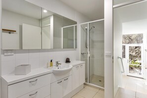 Bathroom - The Heyfield Hideaway, Rye - House and Cottage package with tennis court and hot tub spa. (RYE)
