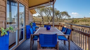 A wooden deck with a table and chairs, overlooking a natural landscape. - The Heyfield Hideaway Rye (RYE)