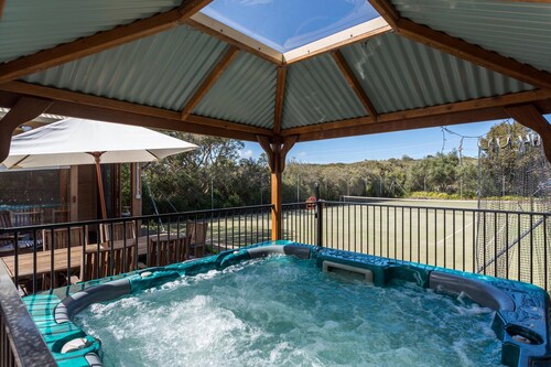 The Heyfield Hideaway, Rye - House and Cottage package with tennis court and hot tub spa.