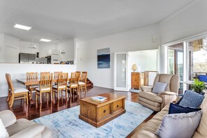 Tv, eldstad och en tv-spelskonsol