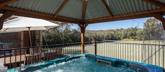 The Heyfield Hideaway: Tennis ja kylpylä
