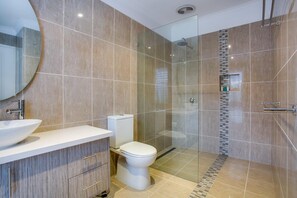 Bathroom - Cute Cottage on Cain, Rye - PAY 2, STAY 3 Nights! (RYE)
