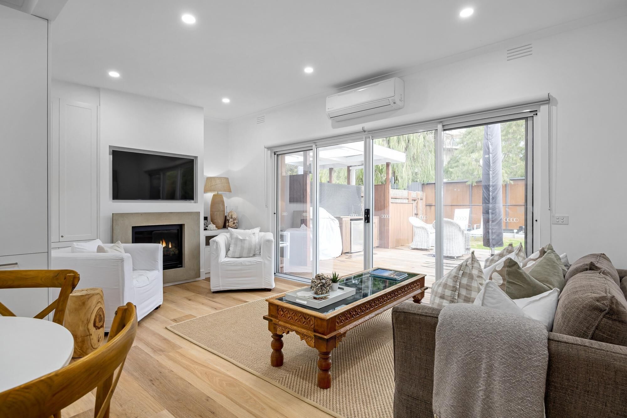 Télévision, cheminée