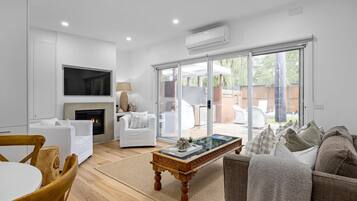 Télévision, cheminée