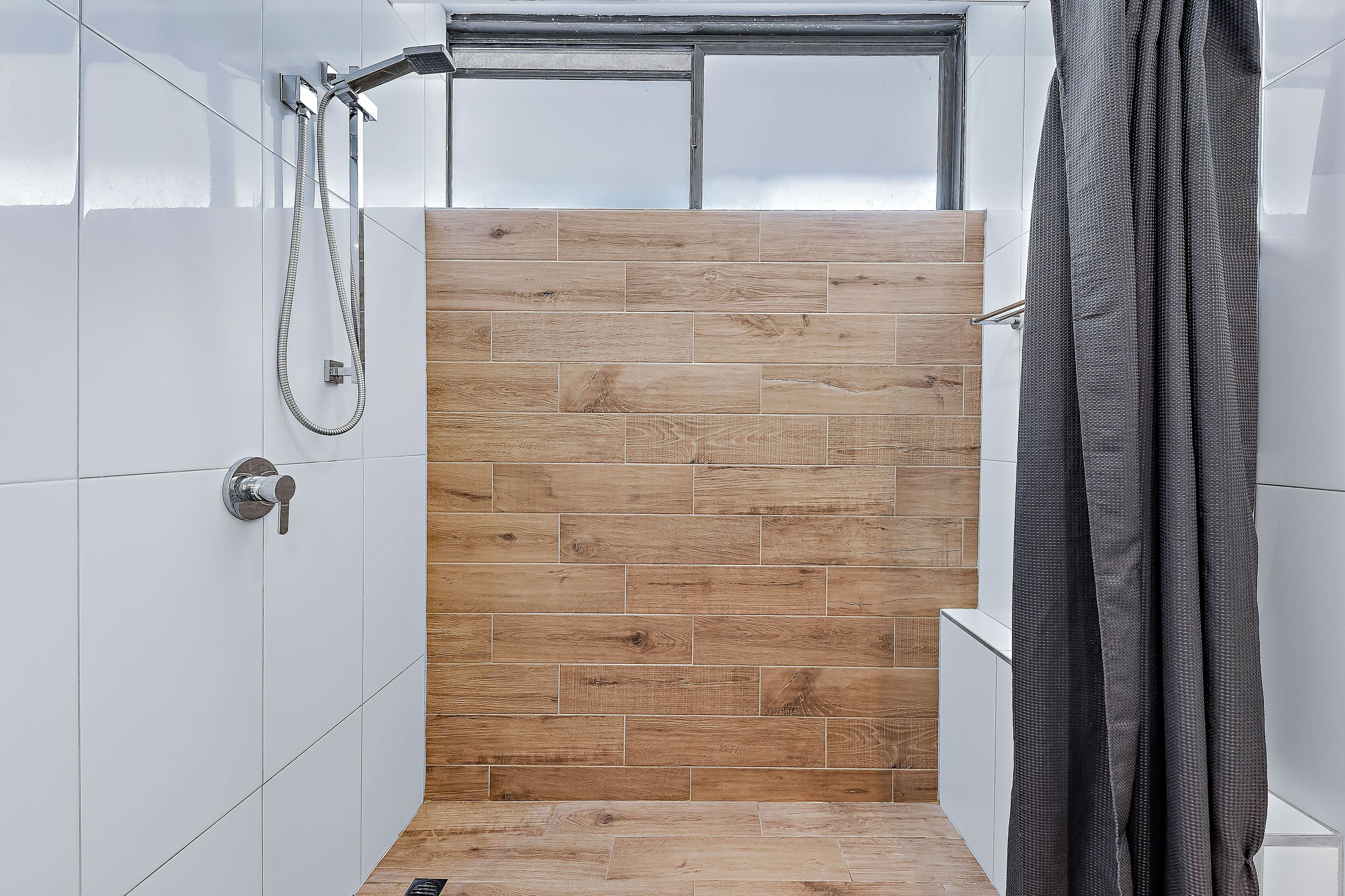 Combined shower/bathtub, rainfall showerhead, free toiletries