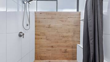 Combined shower/bathtub, rainfall showerhead, free toiletries
