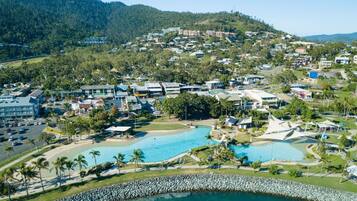 Kolam renang outdoor, dengan kursi berjemur