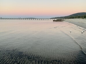 بالقرب من الشاطئ