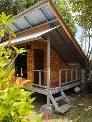 Economy Cabin | Free WiFi, bed sheets - Atlante Hostel (Karimun Jawa)