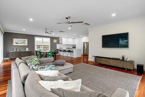 تلفزيون، وحدة تحكم لألعاب الفيديو، مشغل دي في دي، ستيريو