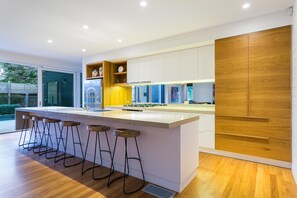 Cafetière/bouilloire, batterie de cuisine, vaisselle et ustensiles