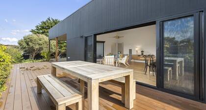 Yaringa, St Andrews Beach - Pristine new family living and only moments from the surf beach