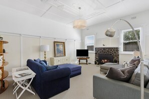 Télévision, cheminée, chaîne hi-fi