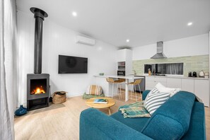 TV, fireplace, stereo - The Love Shack, Blairgowrie - Romantic, private bungalow, walk to Blairgowrie village and beach (BLAIRGOWRIE)