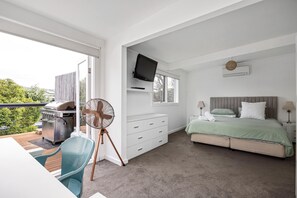 4 bedrooms, iron/ironing board, Internet, bed sheets