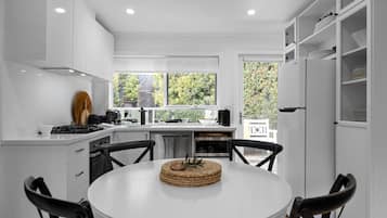 Coffee/tea maker, cookware/dishes/utensils