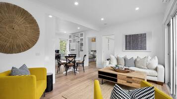 Télévision, cheminée, console de jeux vidéo