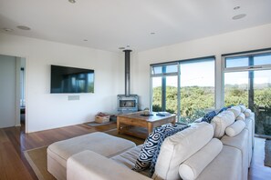 TV, fireplace - Saltaire @St Andrews - on 1/2 acre with indoor swimming pool + 2 living spaces (St Andrews Beach)