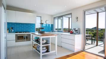 Coffee/tea maker, cookware/dishes/utensils