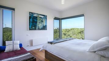 4 bedrooms, iron/ironing board, Internet, bed sheets