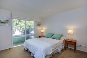 5 bedrooms, iron/ironing board, bed sheets