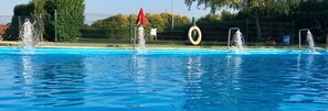 2 outdoor pools, open noon to 9 PM, pool umbrellas - Bungalows Camping Monfragüe (Malpartida de Plasencia)