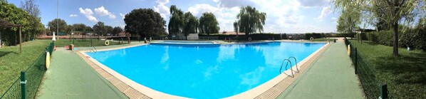 2 Außenpools, geöffnet von 12:00 Uhr bis 21:00 Uhr, Sonnenschirme