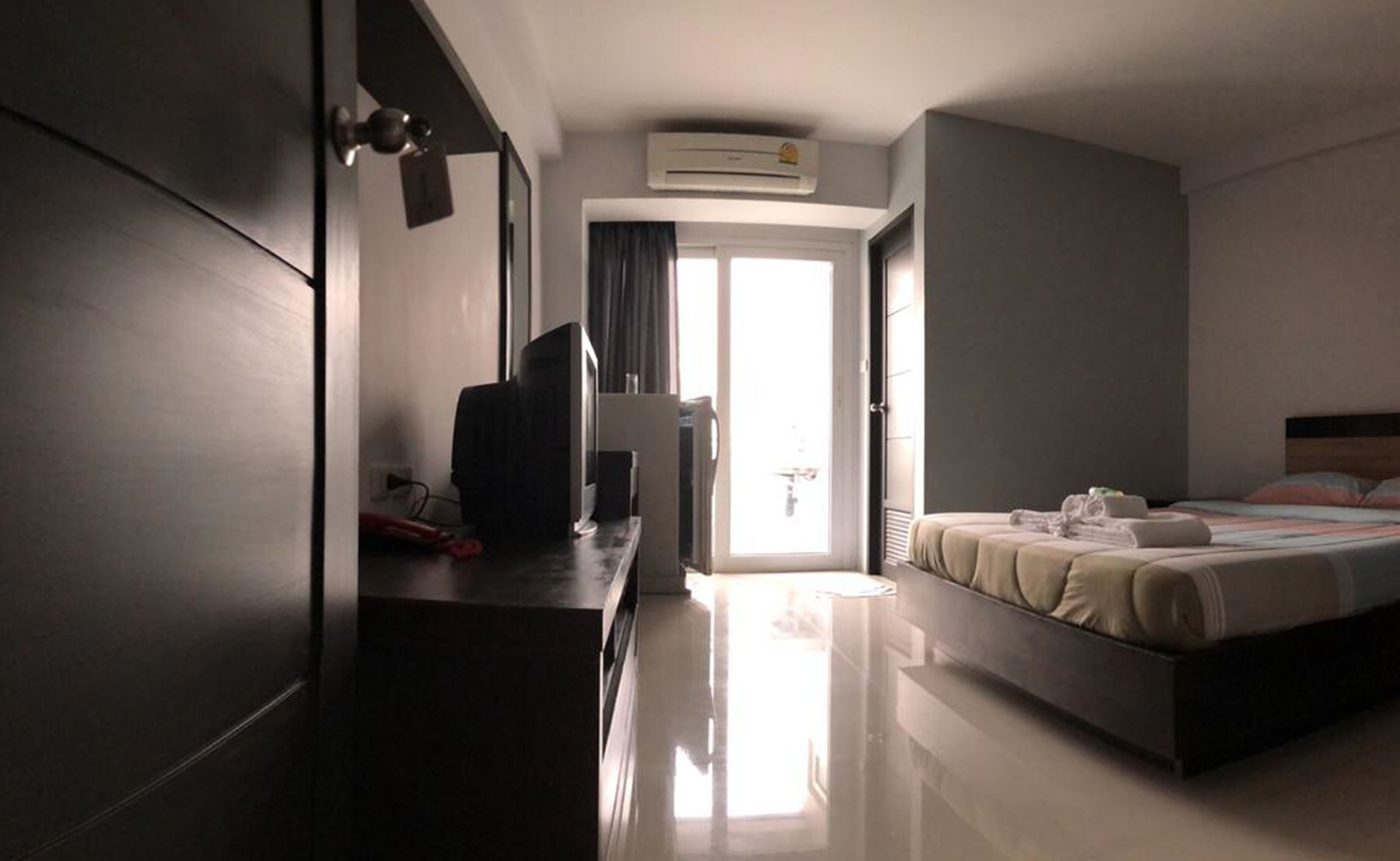 Espacio para trabajar con laptop, cortinas blackout y wifi gratis 