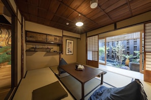 Maison traditionnelle, 3 chambres, cuisine, vue sur le jardin (Private Vacation) | Salle de séjour | Téléviseur à écran plat