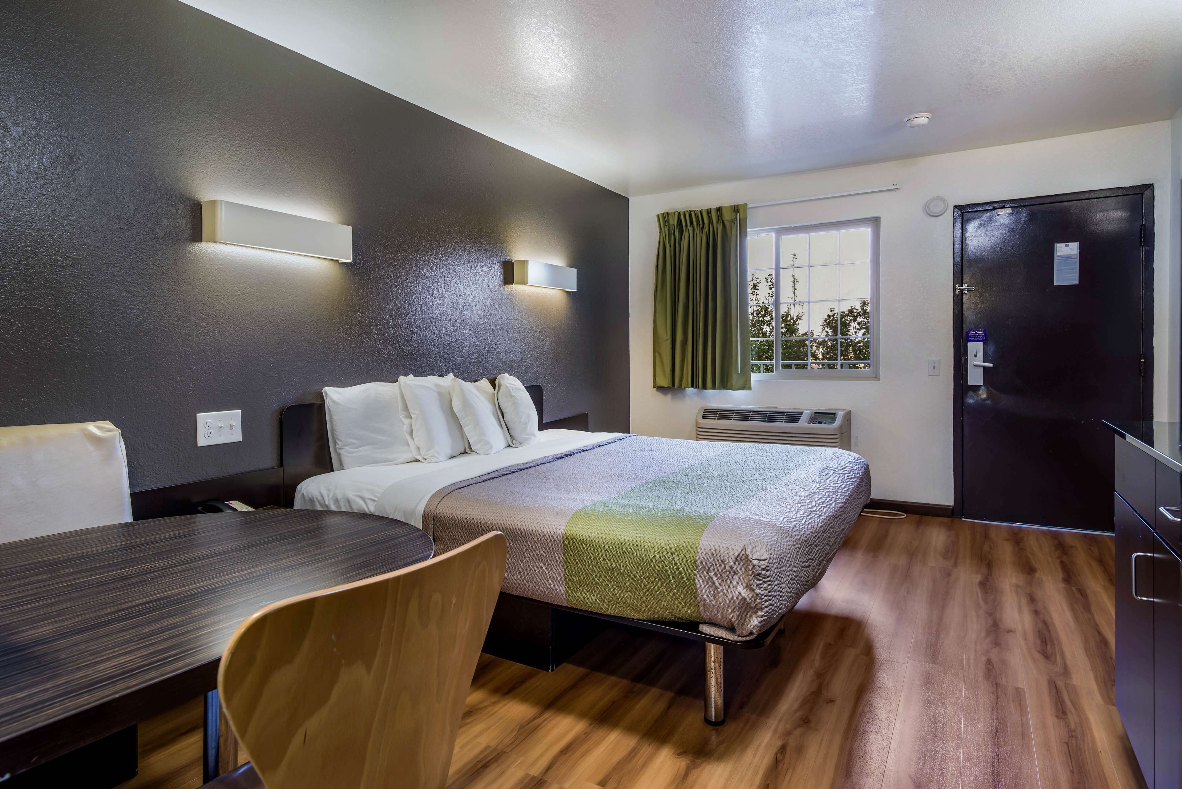 Työpöytä, ilmainen Wi-Fi, vuodevaatteet