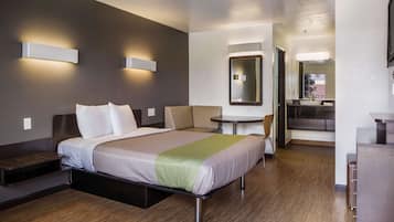 Escritorio, wifi gratis y ropa de cama