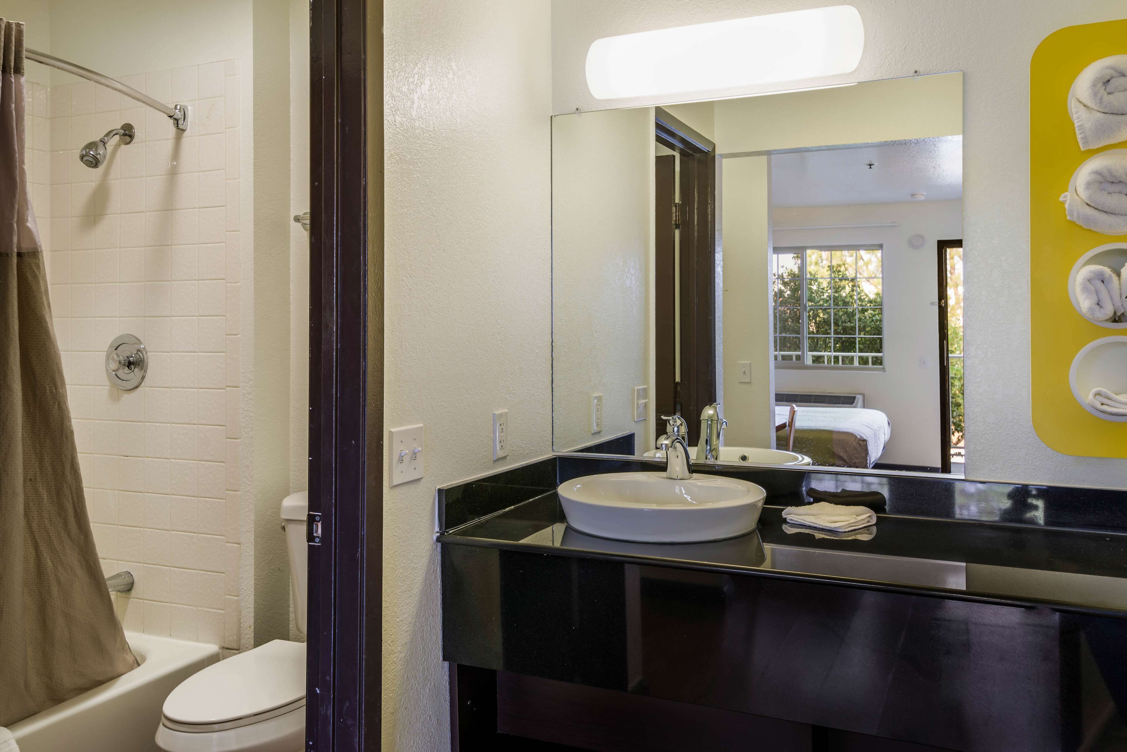 Combined shower/bathtub, towels