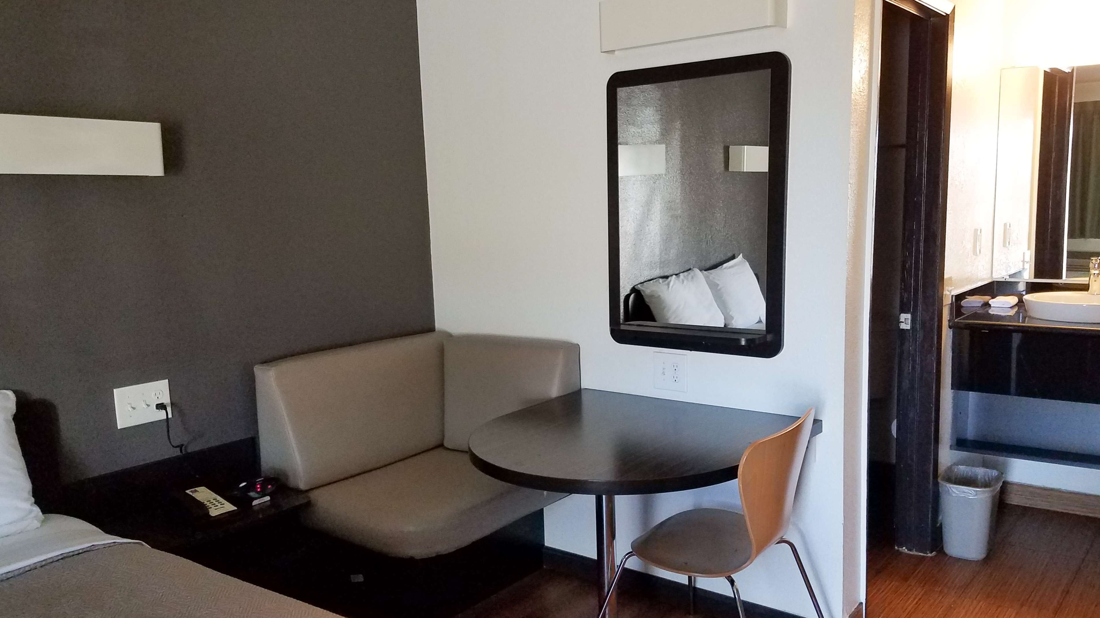 Työpöytä, ilmainen Wi-Fi, vuodevaatteet