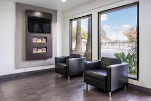 Lounge - Studio 6 Fairfield, CA - Napa Valley (Fairfield)