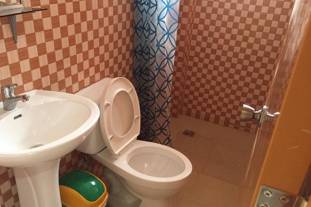 comfort twin room, 1 bedroom, non smoking, ground floor | bathroom | combined shower/bathtub, rainfall showerhead, free toiletries, towels