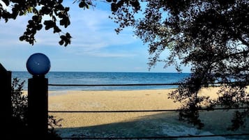 Pantai pribadi, pasir putih, dan rumah kecil pinggir pantai gratis