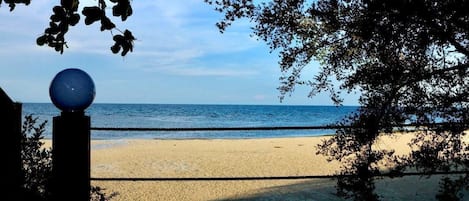 Pantai pribadi, pasir putih, dan rumah kecil pinggir pantai gratis
