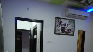 Exclusive Twin Room, 2 Single Beds, Accessible, Smoking | Executive lounge - Hotel Dhanraj Palace (Bharatpur)