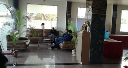 Hotel Dhanraj Palace
