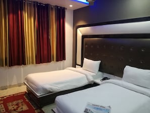 Exclusive-Zweibettzimmer, 2 Einzelbetten, barrierefrei, Raucher | Wohnzimmer | LED-Fernseher, Kamin