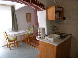 Refrigerador, microondas, parrilla de estufa y cafetera y tetera 