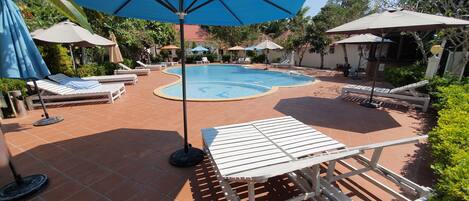 Außenpool, Sonnenschirme, Liegestühle