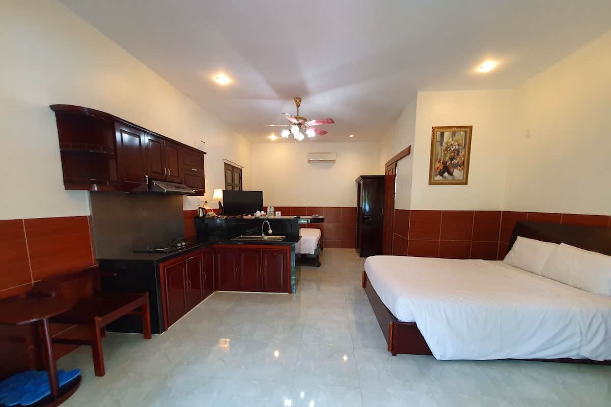 Familienbungalow, 2 Queen-Betten, Poolblick, Poolseite | Minibar, Schreibtisch, Verdunkelungsvorhänge, schallisolierte Zimmer