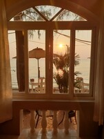 Minibar, escritorio, cortinas blackout y sistema de insonorización 