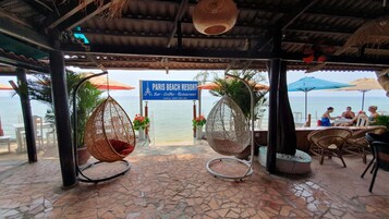 Se sirven desayunos, almuerzos y cenas; con vista a la playa