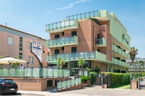 Un edificio de varios pisos con un cartel que indica 'PLAYA' y 'ALBERGO RESIDENZIALE'.