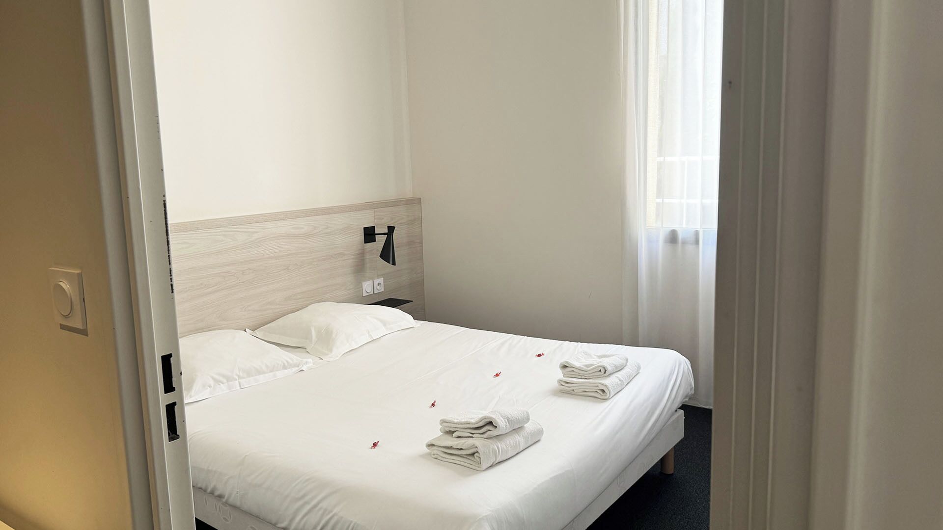 Comfort Double Room, 1 Queen Bed, Non Smoking, Air conditioning | Desk, laptop workspace, blackout curtains, soundproofing