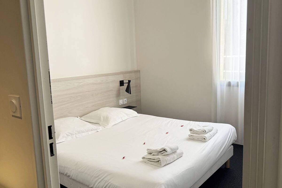 Comfort tweepersoonskamer | Een bureau, een laptopwerkplek, verduisterende gordijnen