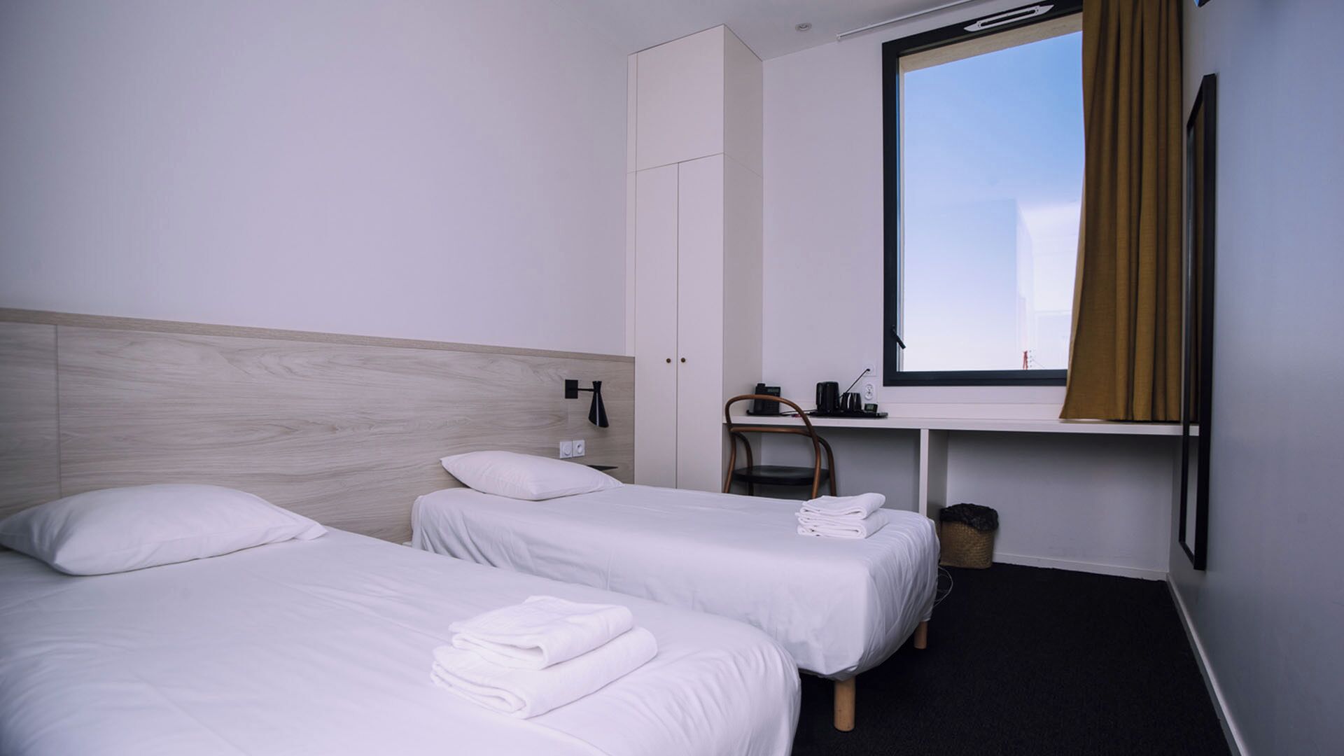 Comfort Double Room, 2 Single Beds, Non Smoking, Air conditioning | Desk, laptop workspace, blackout curtains, soundproofing